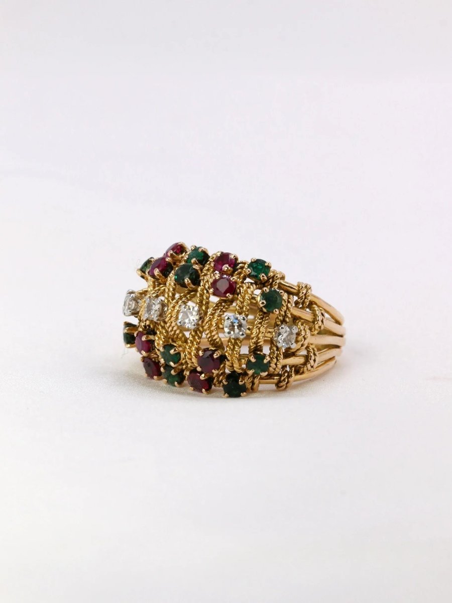 Bague or tressé en diamants, rubis et émeraudes - Castafiore