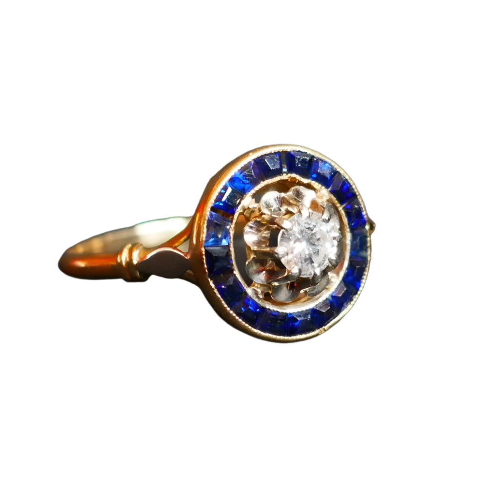 Bague Ornée d'Un Diamant, Entourage De Saphirs Calibrés - Castafiore