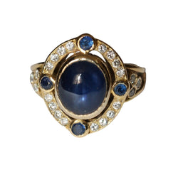 Bague ovale cabochon de saphir et diamants - Castafiore