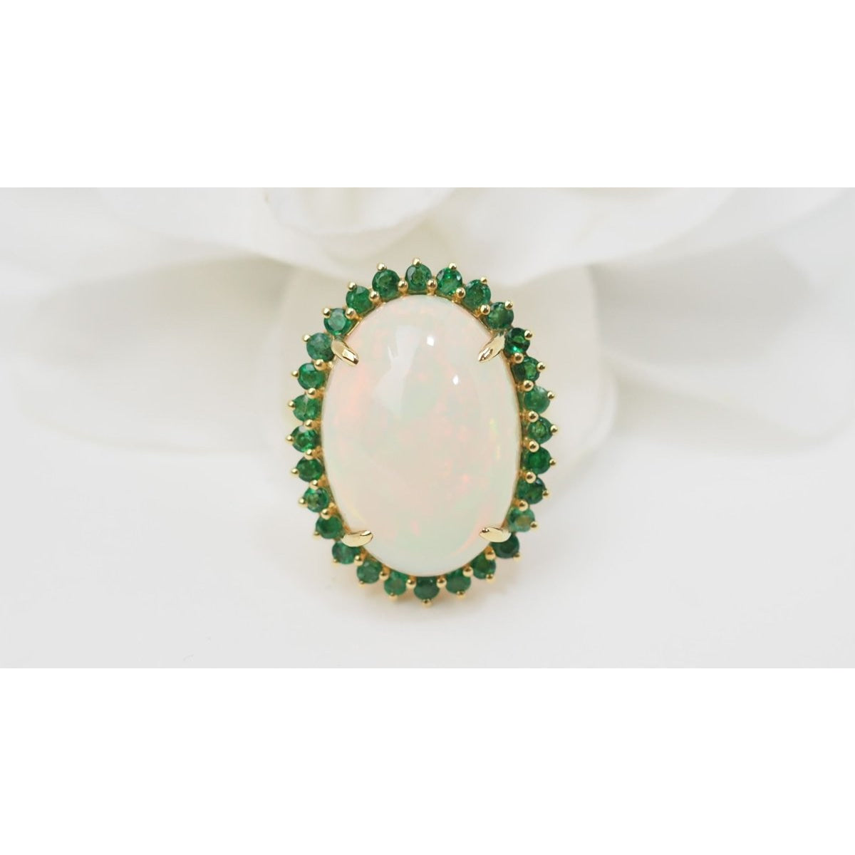 Bague ovale en or jaune, opale cabochon et émeraudes