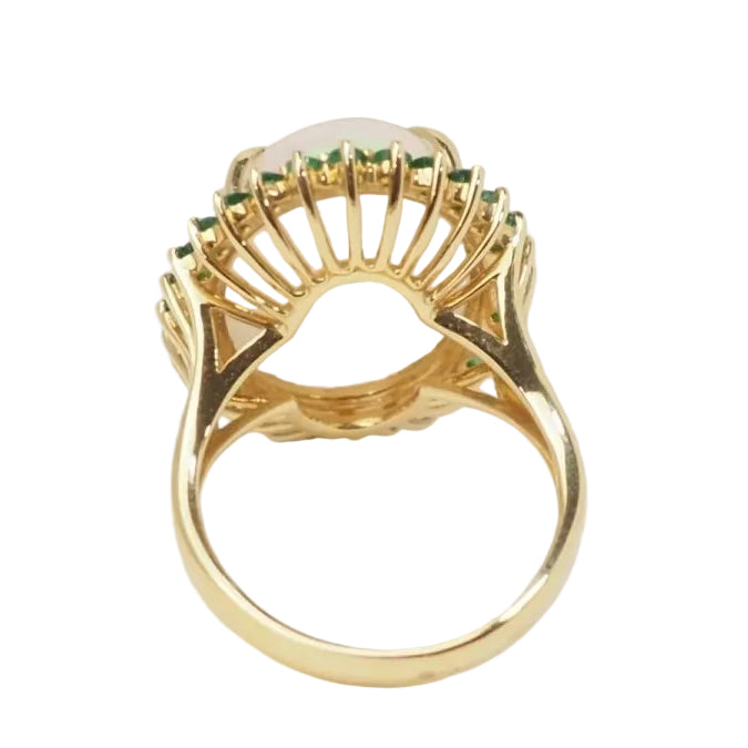 Bague ovale en or jaune, opale cabochon et émeraudes - Castafiore