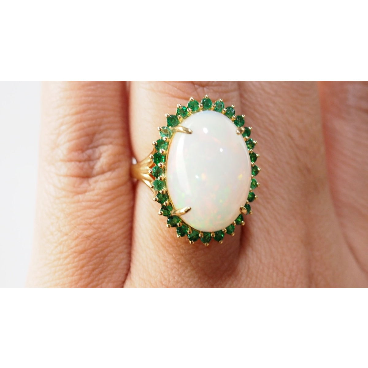 Oval ring in yellow gold, cabochon opal and emeralds – Castafiore