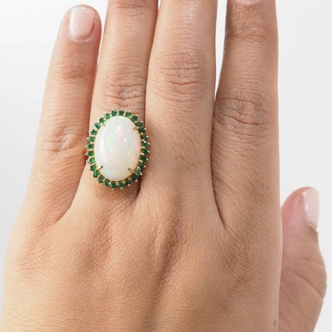 Bague ovale en or jaune, opale cabochon et émeraudes - Castafiore