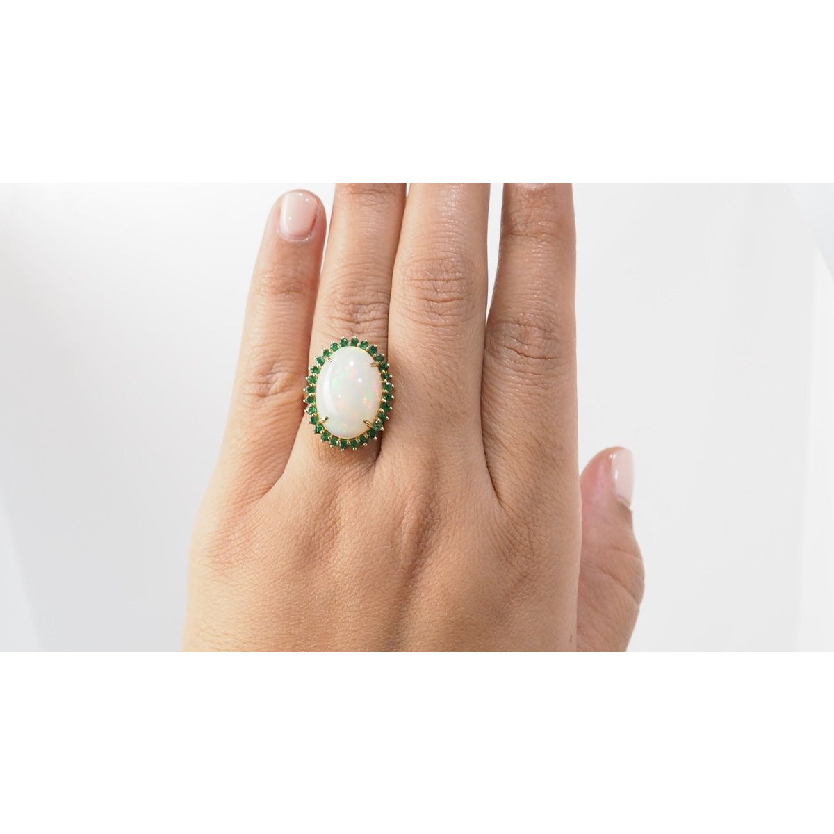 Bague ovale en or jaune, opale cabochon et émeraudes - Castafiore