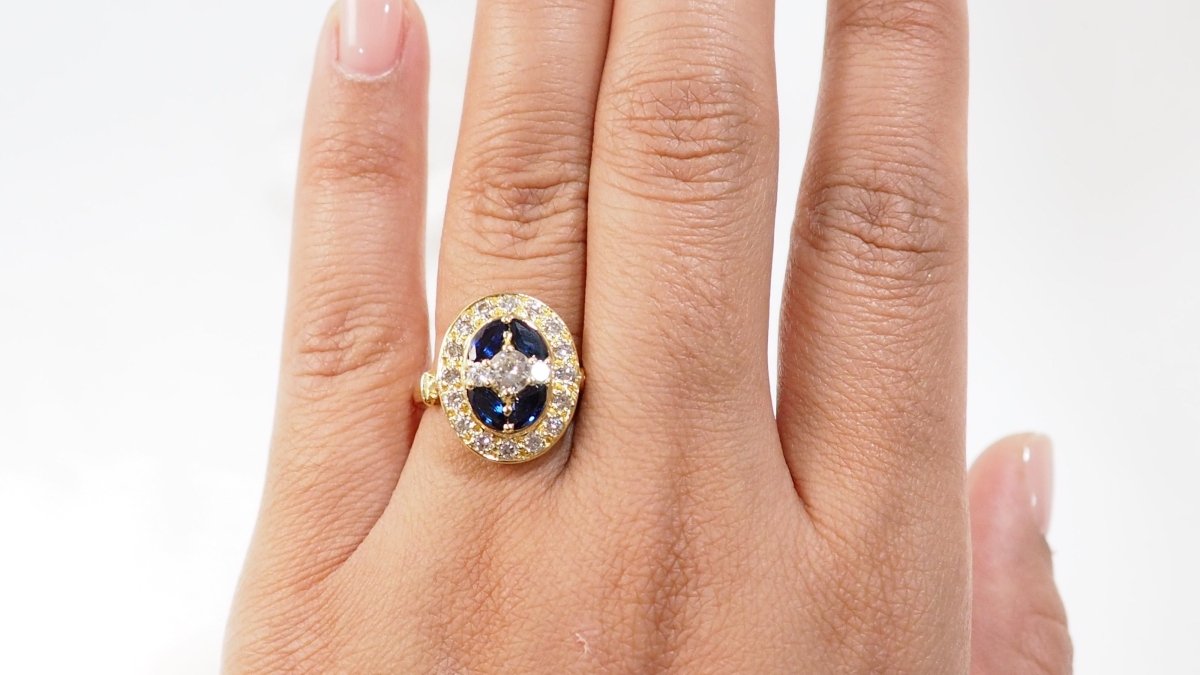 Bague ovale en or jaune, saphirs navette et diamants - Castafiore