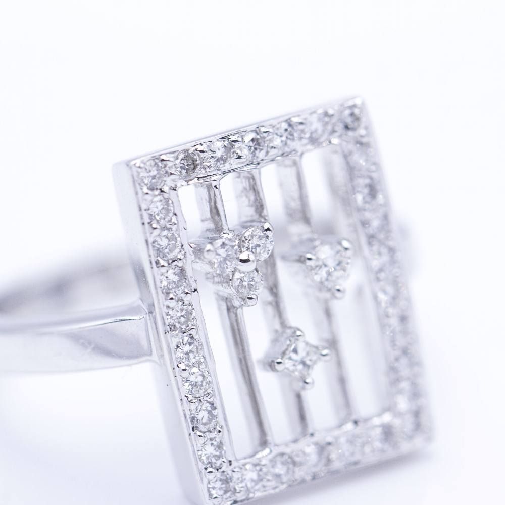 Bague pentagramme en or blanc et diamants - Castafiore