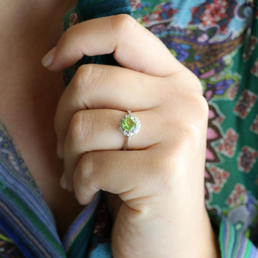 Bague Péridot entourage en or blanc et diamants - Castafiore