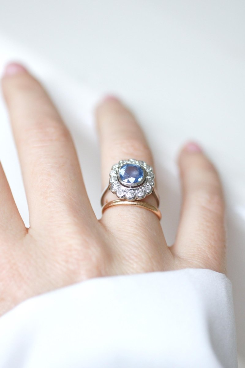 Bague Pompadour Art Déco Saphir de Ceylan 2,80 Cts et Diamants - Castafiore