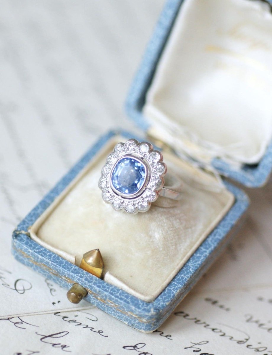 Bague Pompadour Art Déco Saphir de Ceylan 2,80 Cts et Diamants - Castafiore