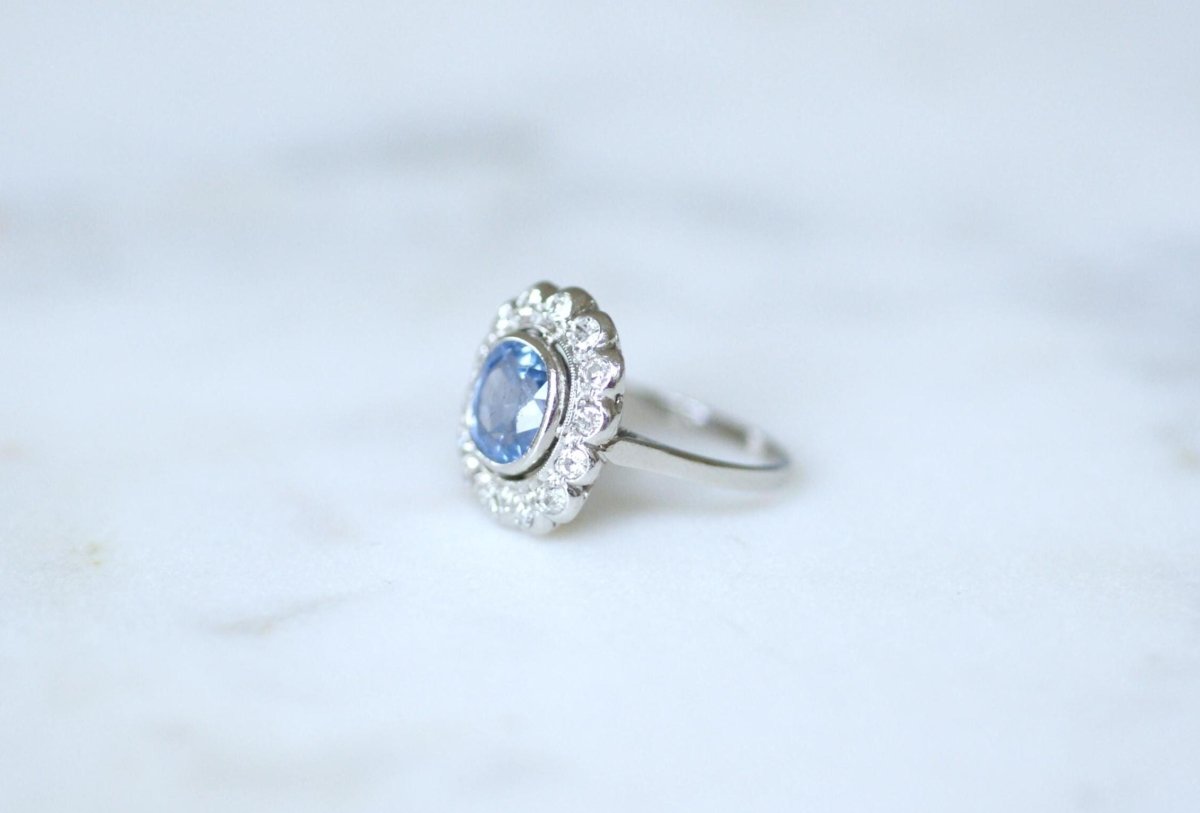 Bague Pompadour Art Déco Saphir de Ceylan 2,80 Cts et Diamants - Castafiore