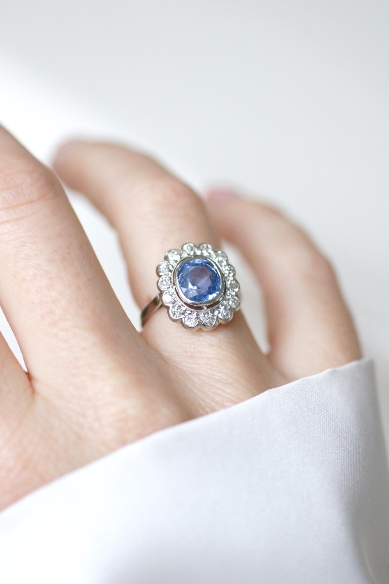 Bague Pompadour Art Déco Saphir de Ceylan 2,80 Cts et Diamants - Castafiore