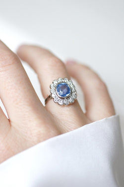 Bague Pompadour Art Déco Saphir de Ceylan 2,80 Cts et Diamants - Castafiore