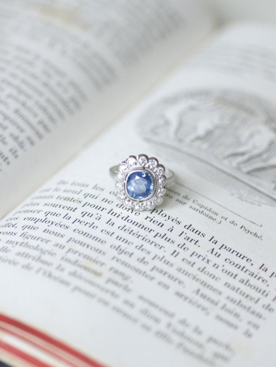 Bague Pompadour Art Déco Saphir de Ceylan 2,80 Cts et Diamants - Castafiore