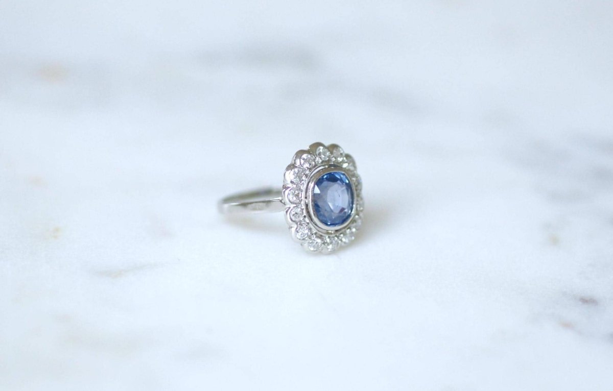 Bague Pompadour Art Déco Saphir de Ceylan 2,80 Cts et Diamants - Castafiore