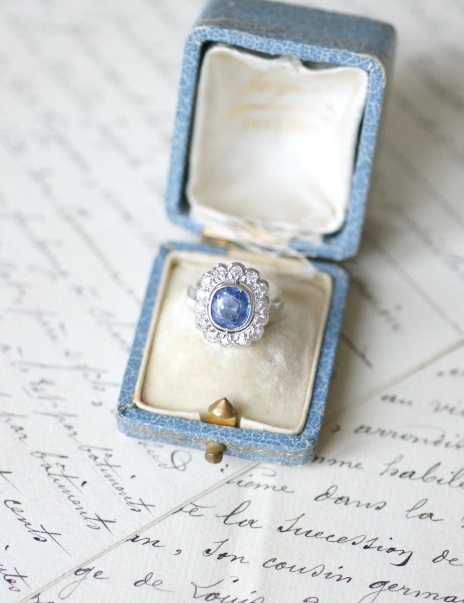 Bague Pompadour Art Déco Saphir de Ceylan 2,80 Cts et Diamants - Castafiore