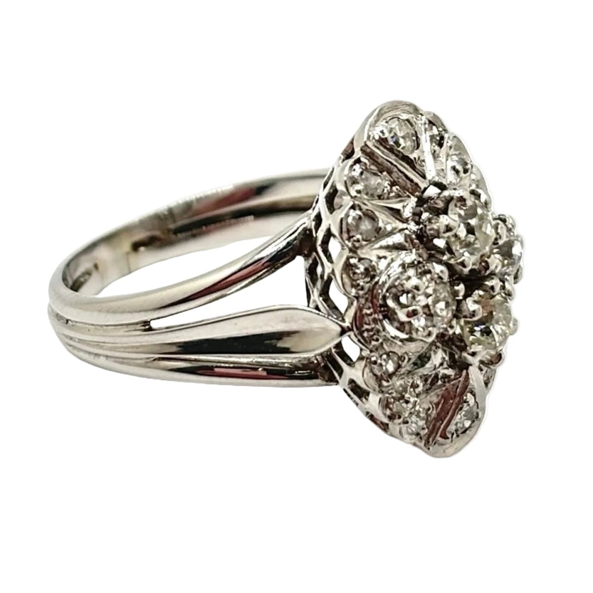 Bague Pompadour en or blanc et diamants - Castafiore