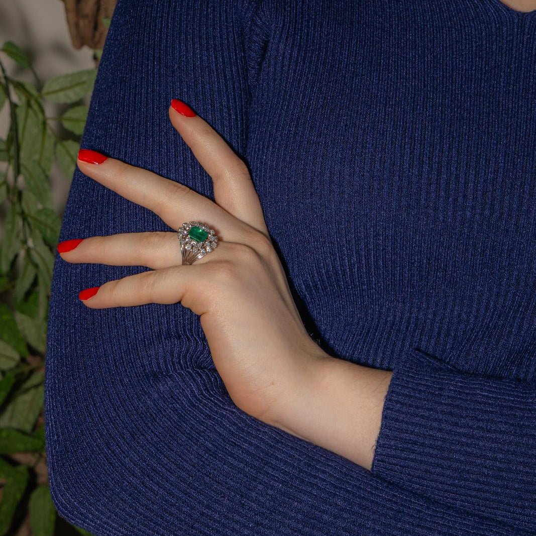Bague Pompadour en or blanc, platine, émeraude et diamants - Castafiore