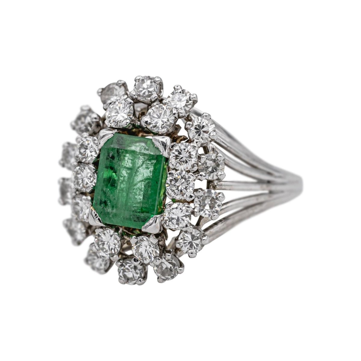 Bague Pompadour en or blanc, platine, émeraude et diamants - Castafiore