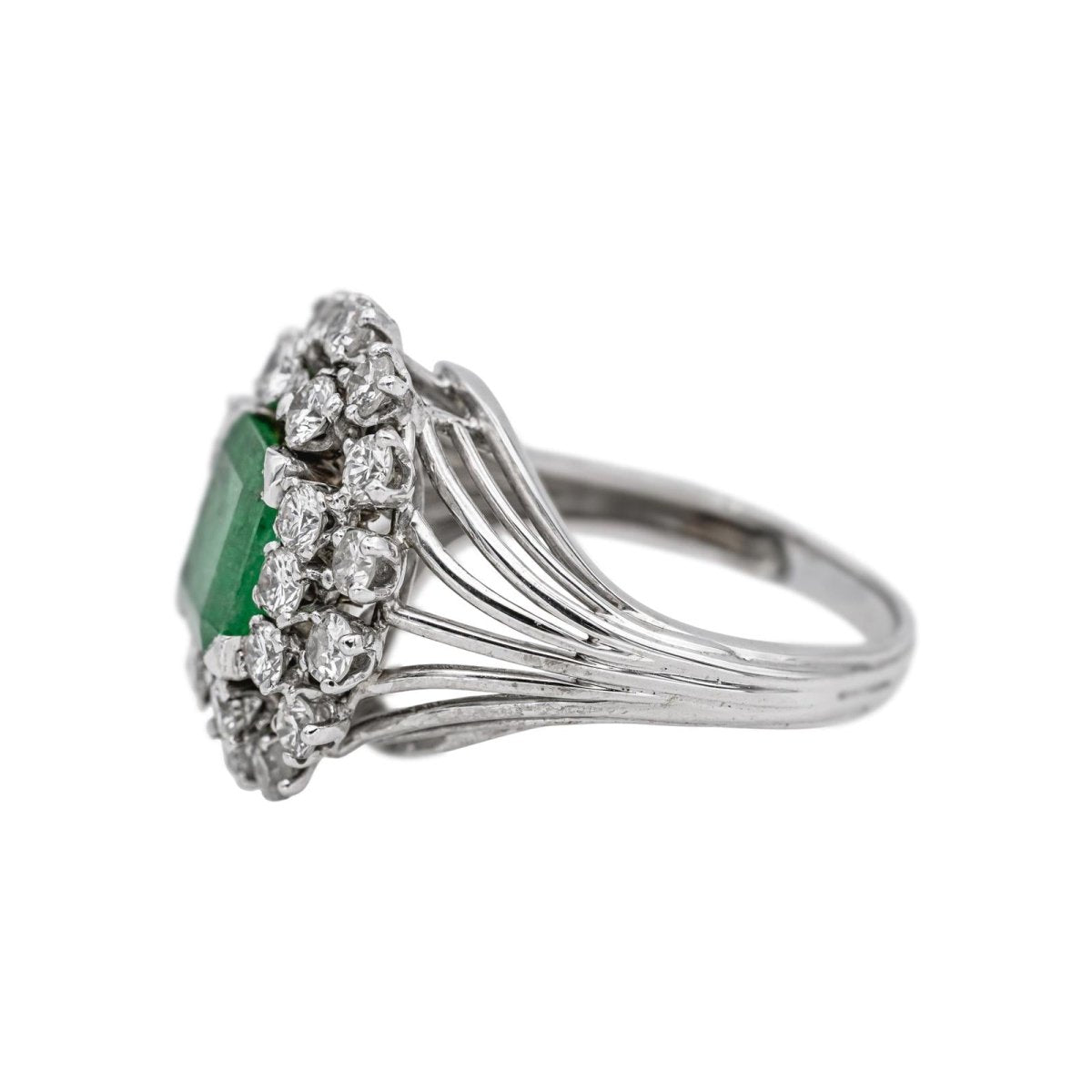 Bague Pompadour en or blanc, platine, émeraude et diamants - Castafiore