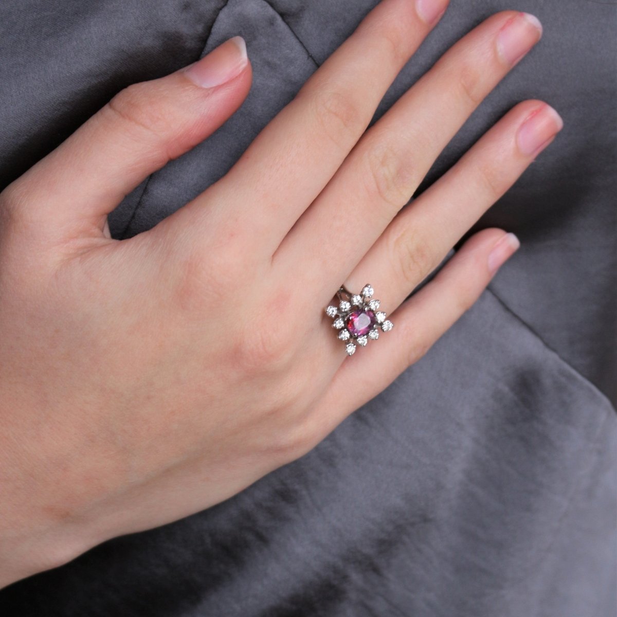 Bague Pompadour en or blanc, rubis, et diamants - Castafiore