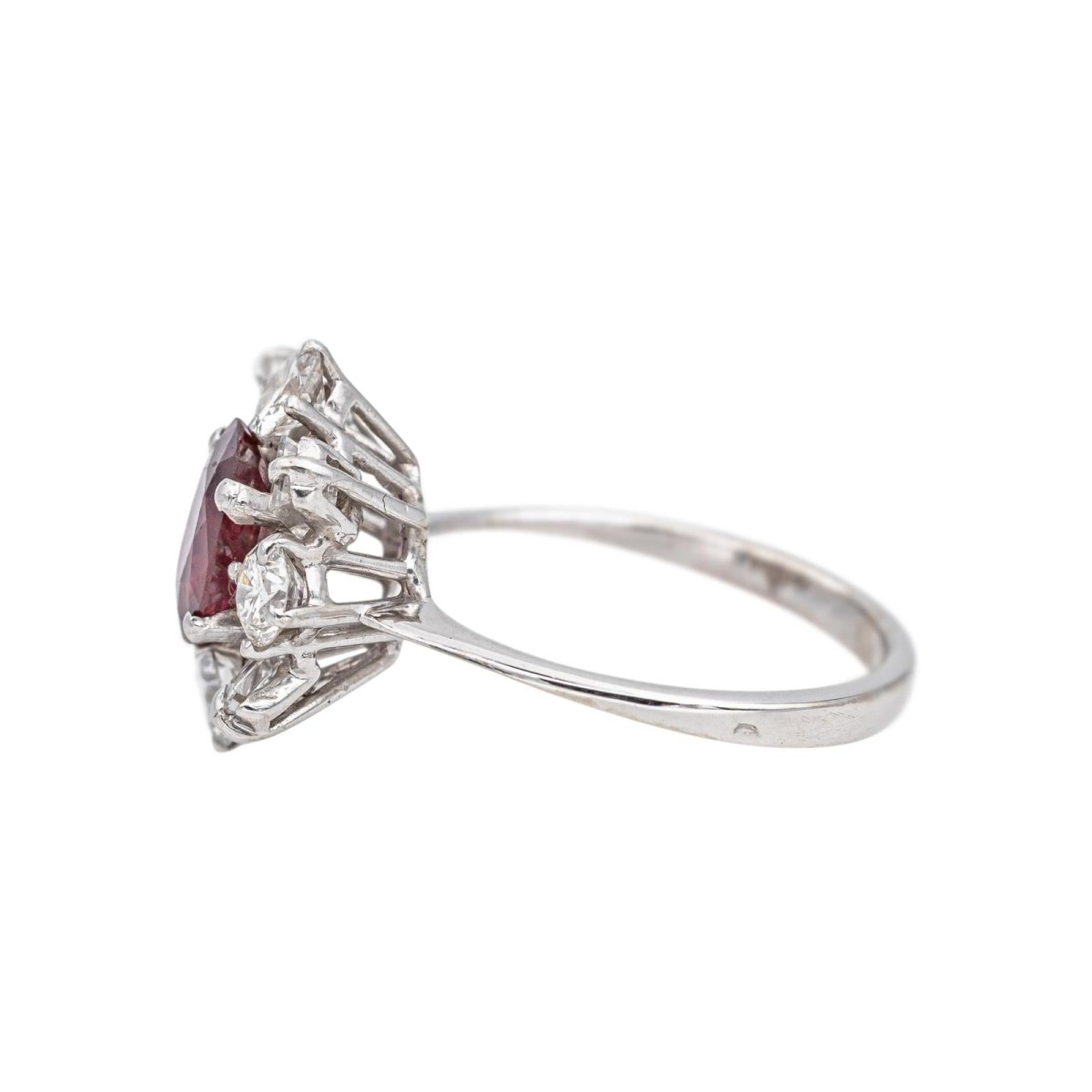 Bague Pompadour en or blanc, rubis et diamants - Castafiore