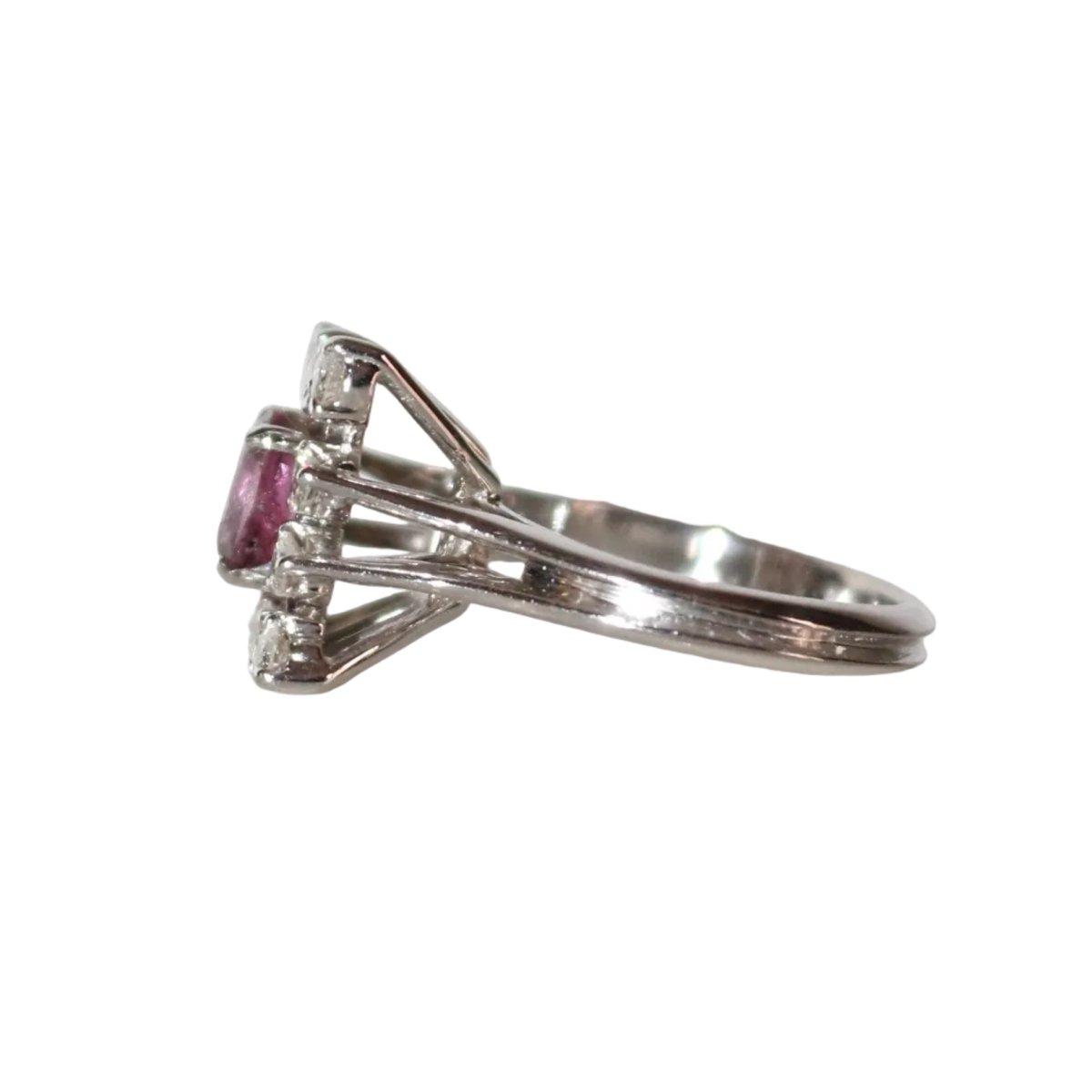 Bague Pompadour en or blanc, rubis, et diamants - Castafiore