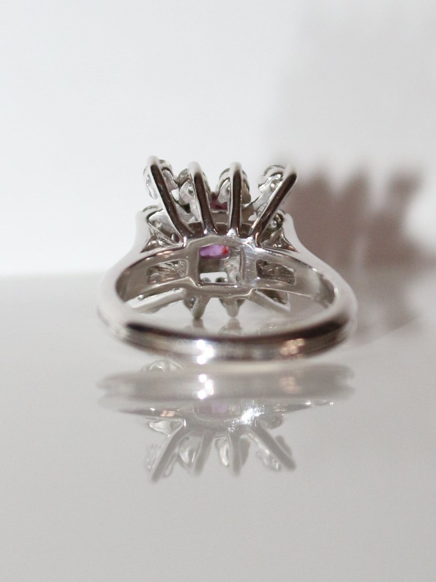 Bague Pompadour en or blanc, rubis, et diamants - Castafiore