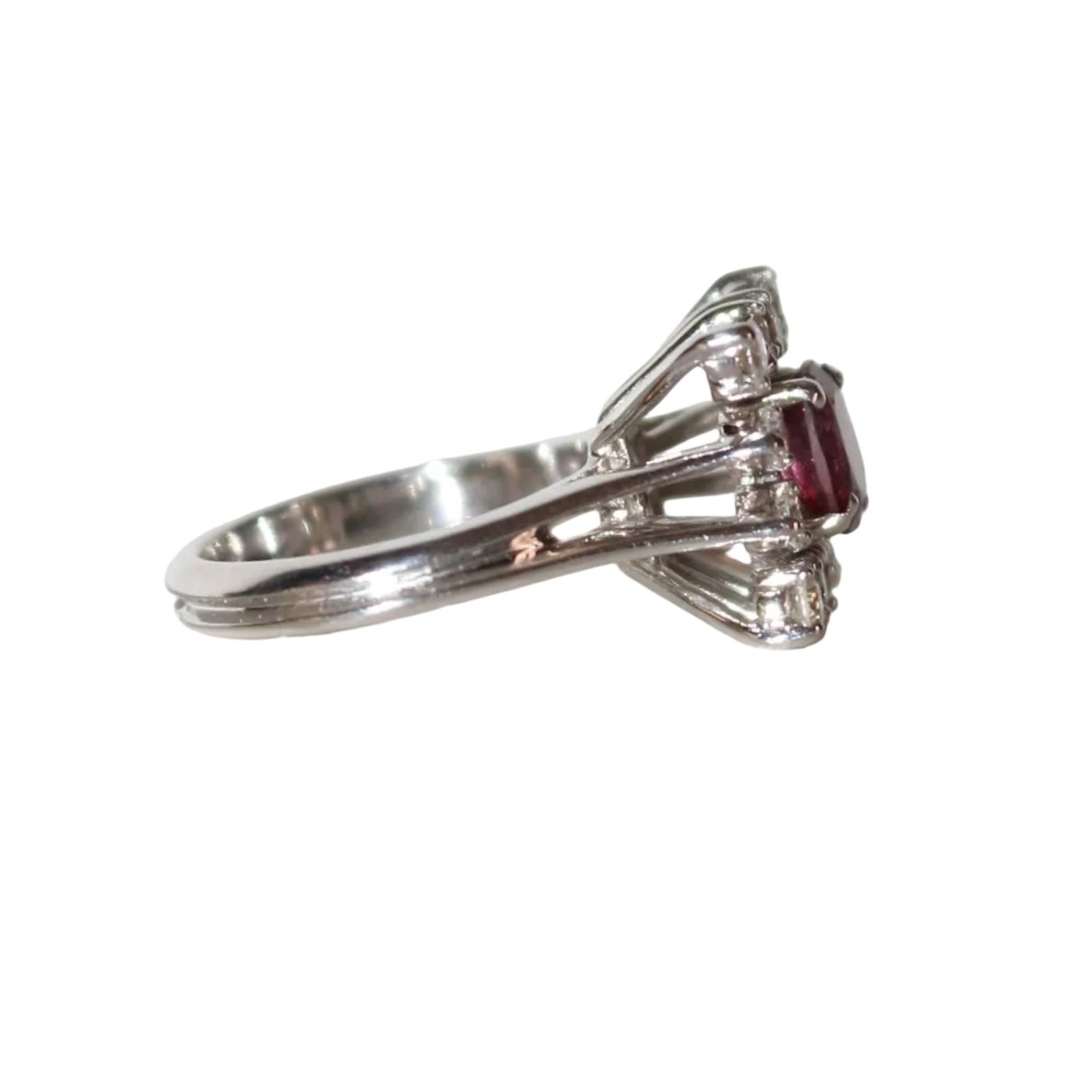 Bague Pompadour en or blanc, rubis, et diamants - Castafiore