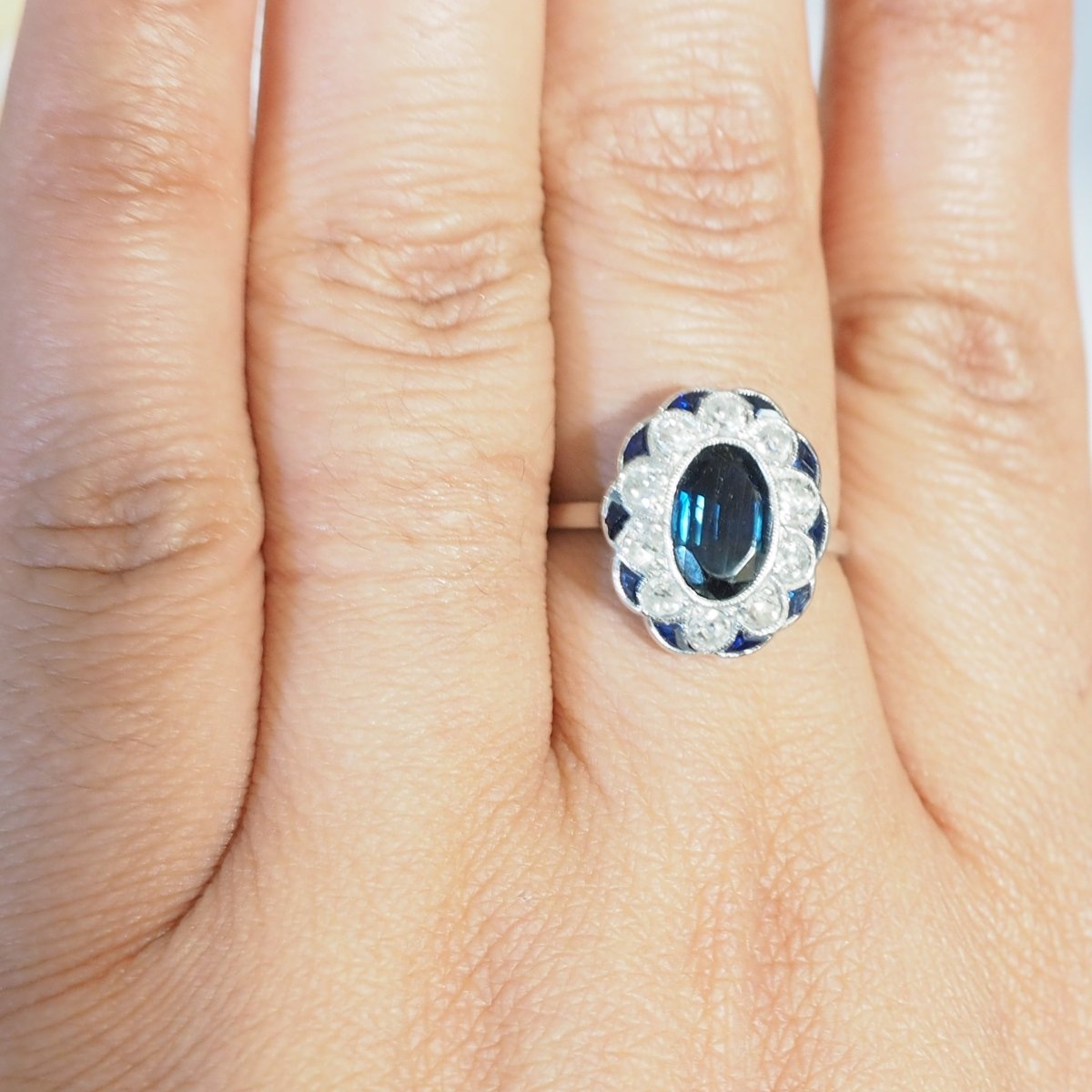 Bague Pompadour en or blanc, saphirs et diamants - Castafiore