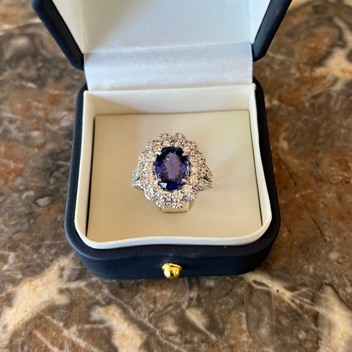 Bague Pompadour en or blanc, tanzanite, et diamants - Castafiore