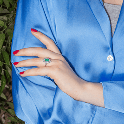 Bague Pompadour en or jaune, émeraude et diamants - Castafiore