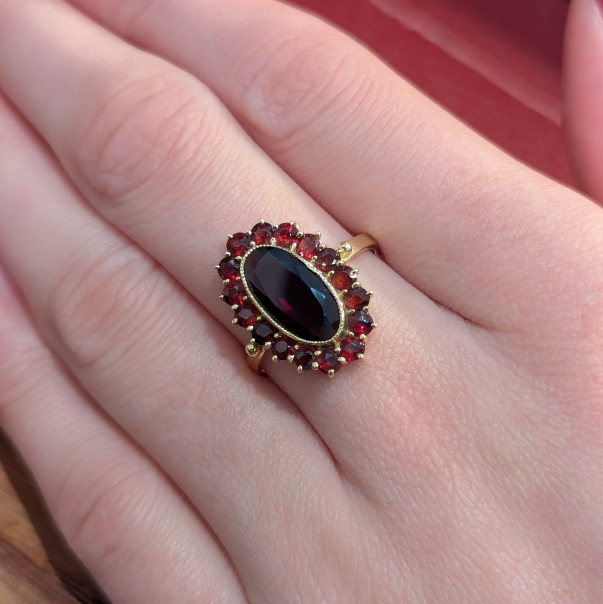 Bague Pompadour en or jaune et grenats - Castafiore