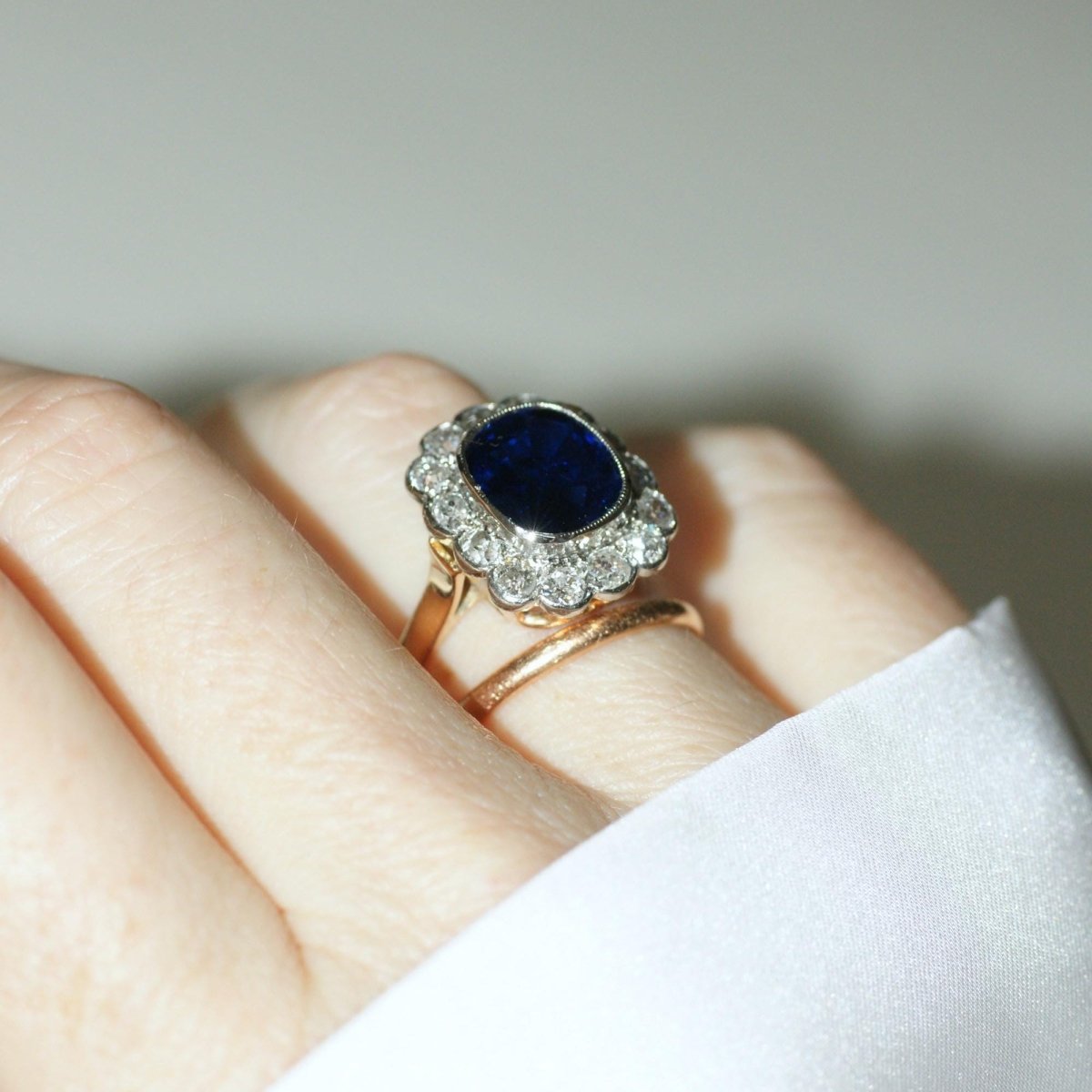 Bague Pompadour en or rose, saphir, et diamants - Castafiore