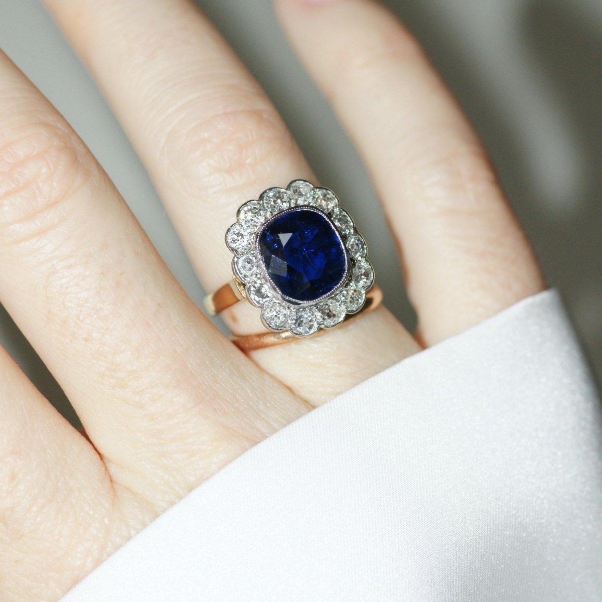 Bague Pompadour en or rose, saphir, et diamants - Castafiore