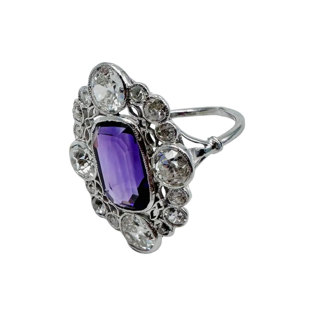 Bague Pompadour en platine, améthyste et diamants - Castafiore