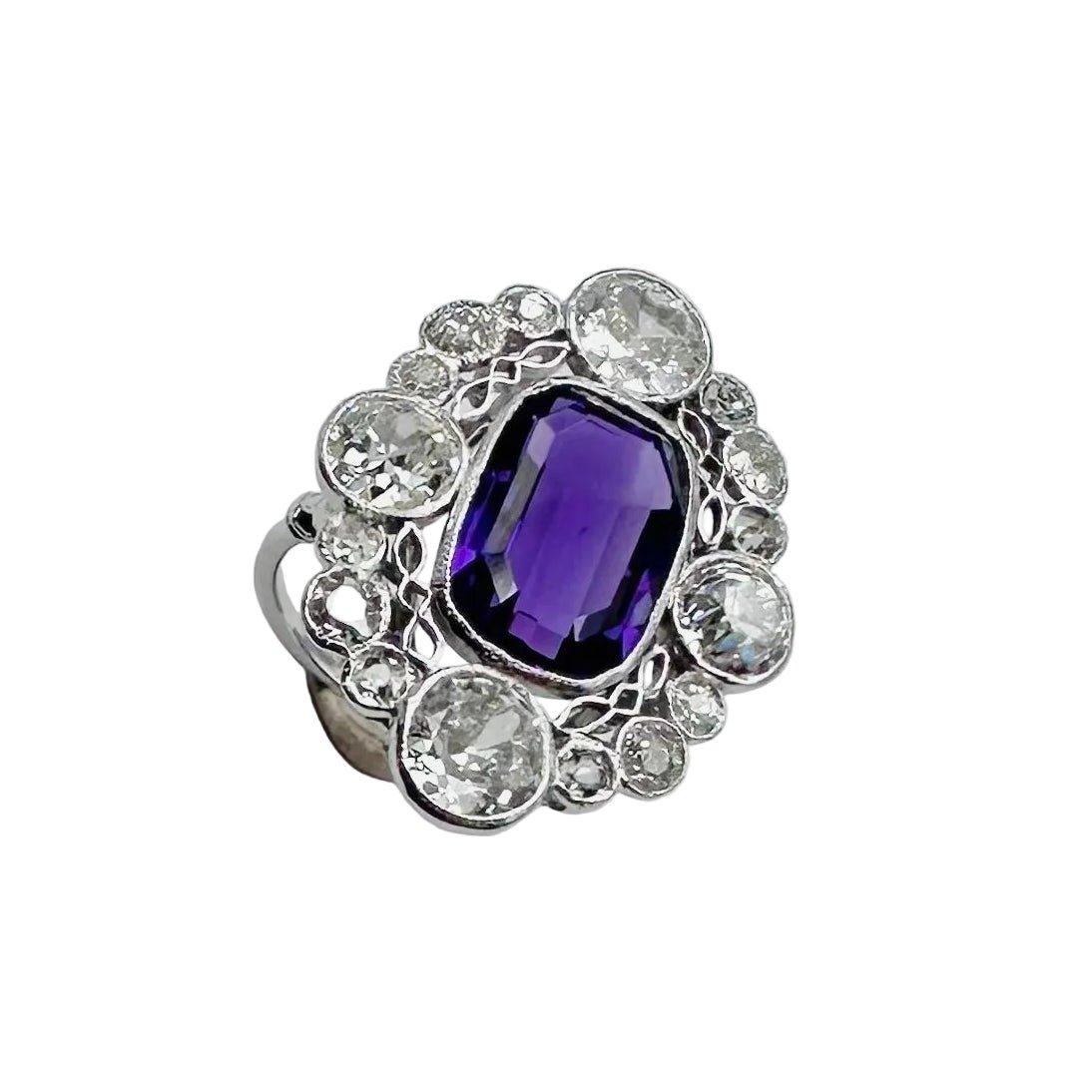 Bague Pompadour en platine, améthyste et diamants - Castafiore