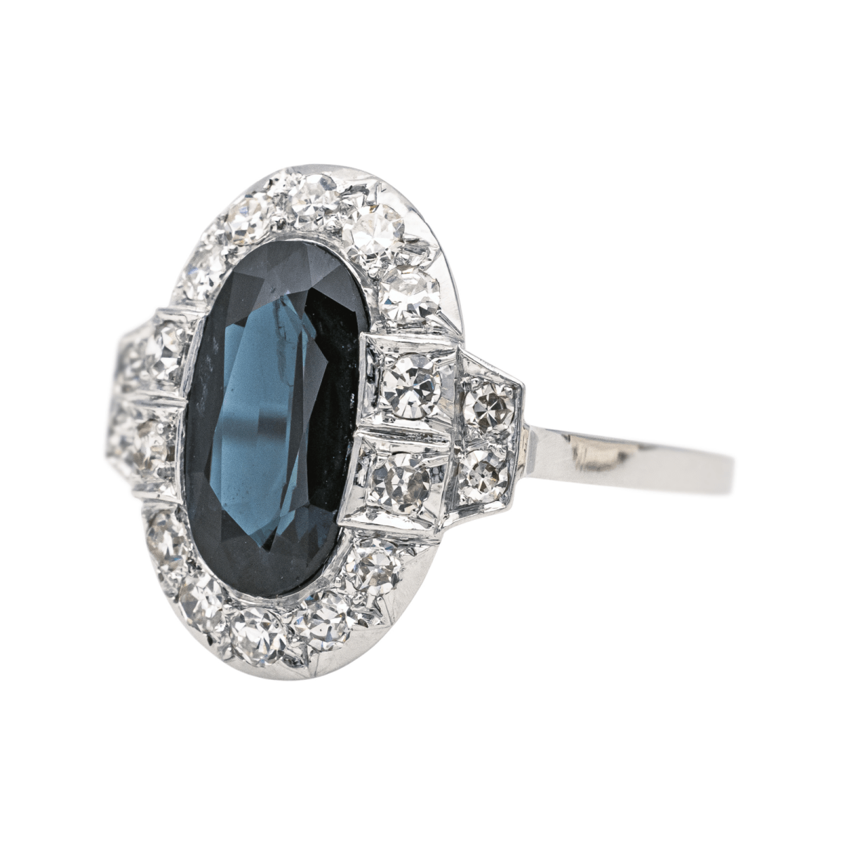 Bague Pompadour en platine, saphir et diamants - Castafiore