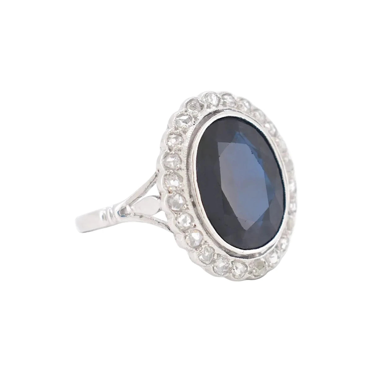 Bague Pompadour en platine, saphir et diamants - Castafiore