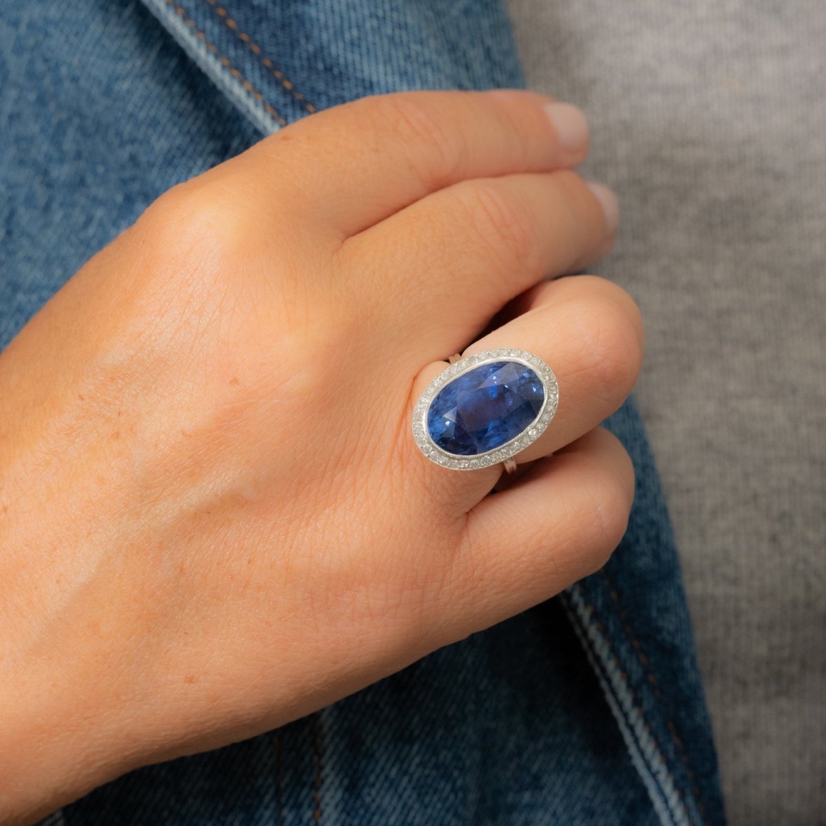 Bague Pompadour en platine, saphir et diamants - Castafiore