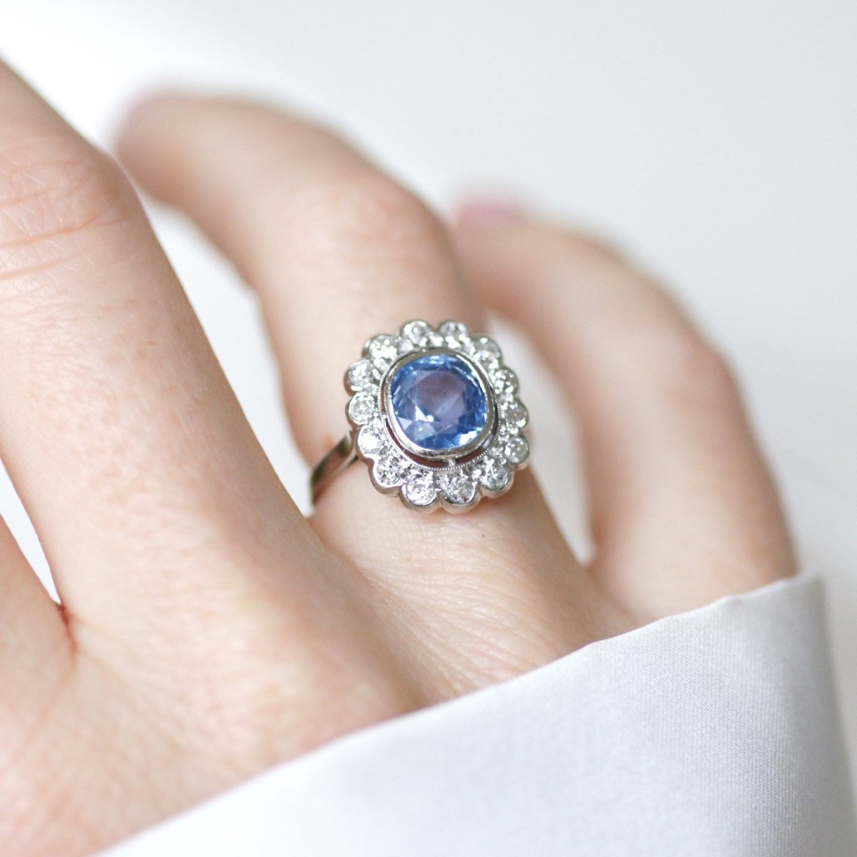 Bague Pompadour en platine, saphir, et diamants - Castafiore