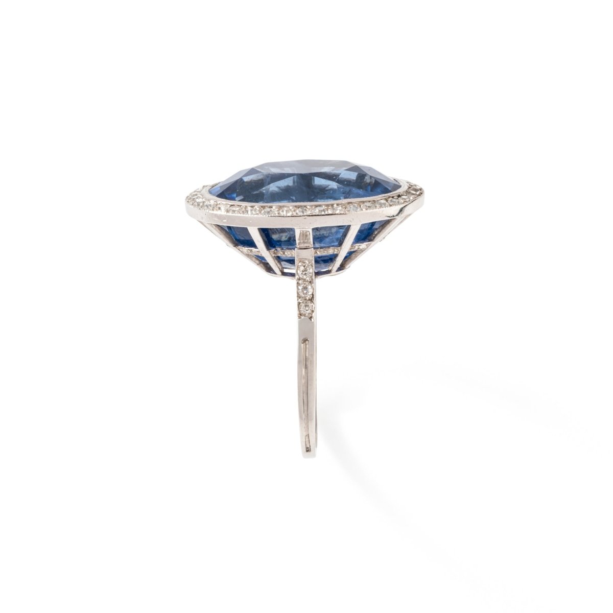 Bague Pompadour en platine, saphir et diamants - Castafiore