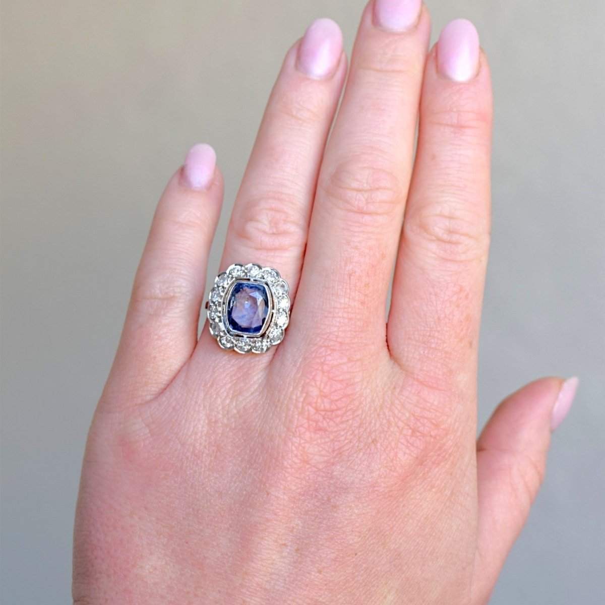 Bague Pompadour en platine, saphir, et diamants - Castafiore
