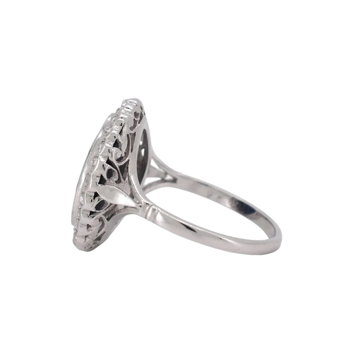 Bague Pompadour en platine, saphir et diamants - Castafiore