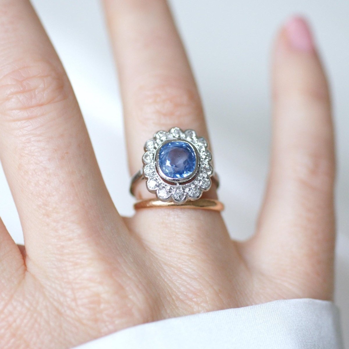 Bague Pompadour en platine, saphir, et diamants - Castafiore