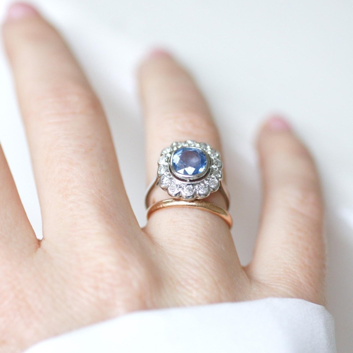 Bague Pompadour en platine, saphir, et diamants - Castafiore