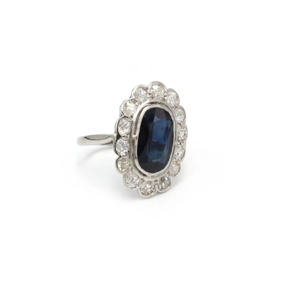 Bague Pompadour en platine, saphir et diamants - Castafiore