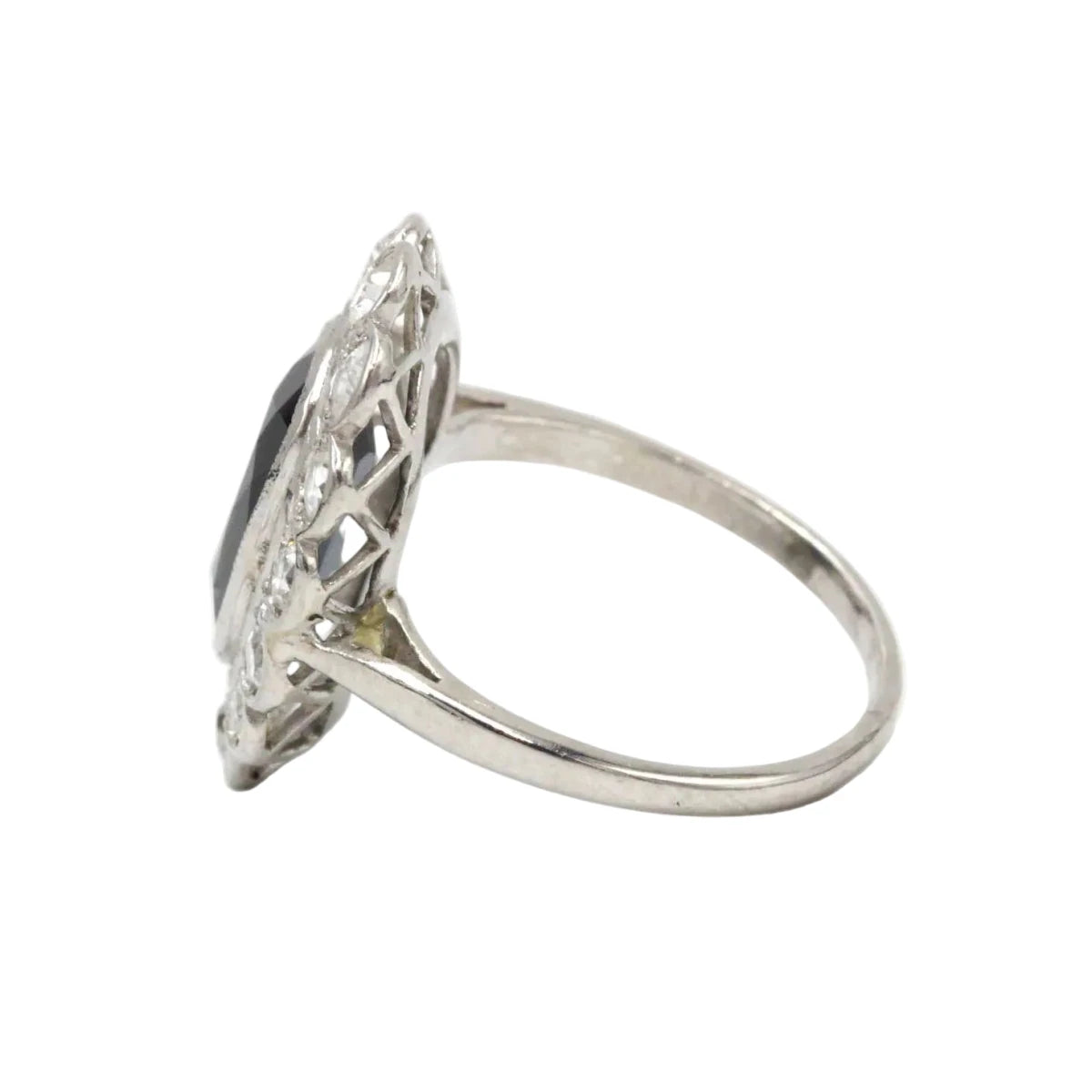 Bague Pompadour en platine, saphir et diamants - Castafiore