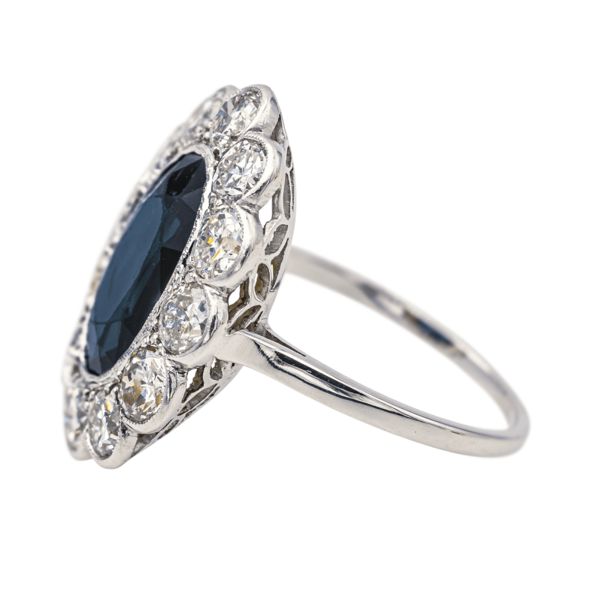 Bague Pompadour en platine, saphir et diamants - Castafiore