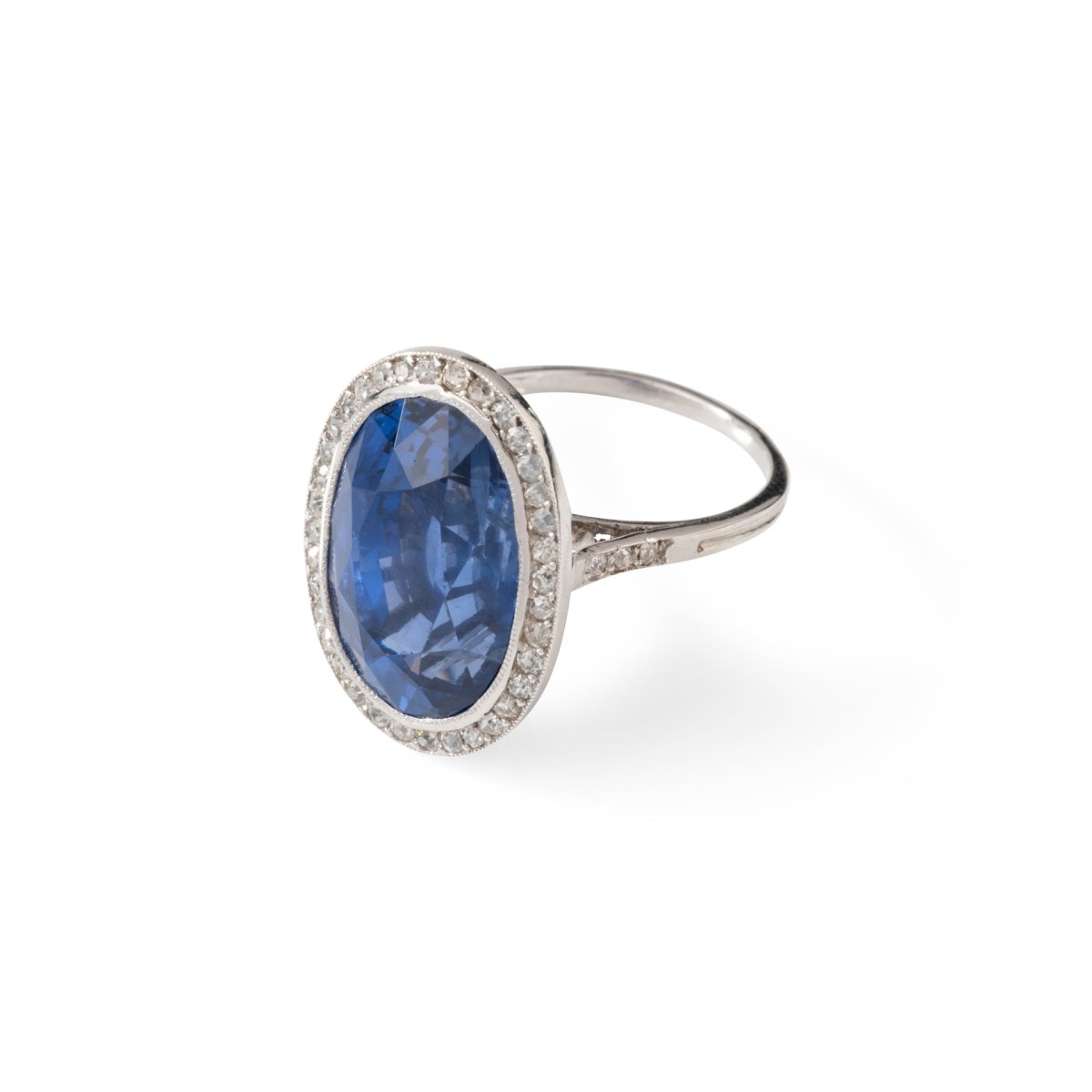 Bague Pompadour en platine, saphir et diamants - Castafiore