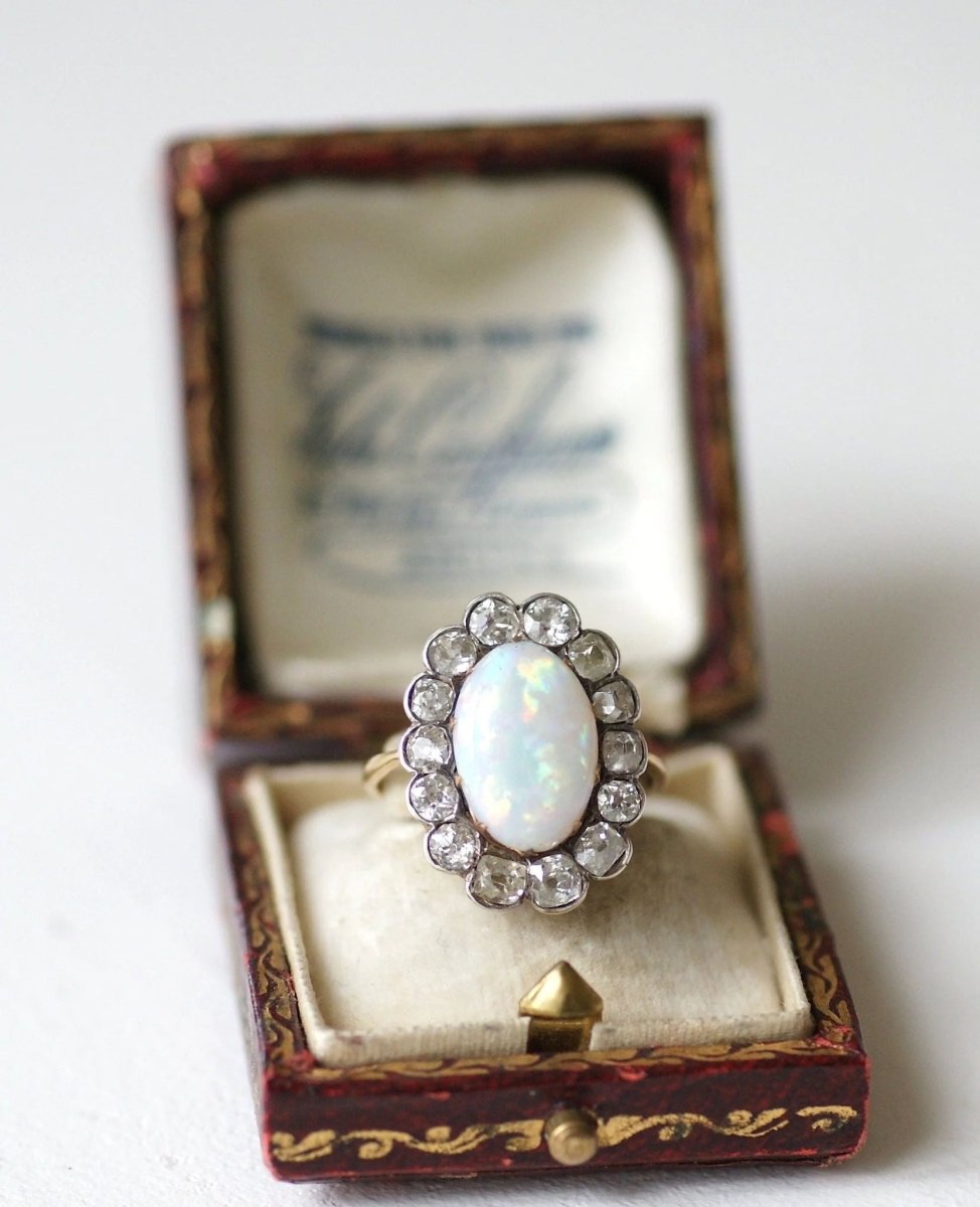 Bague Pompadour opale entourage diamants - Castafiore